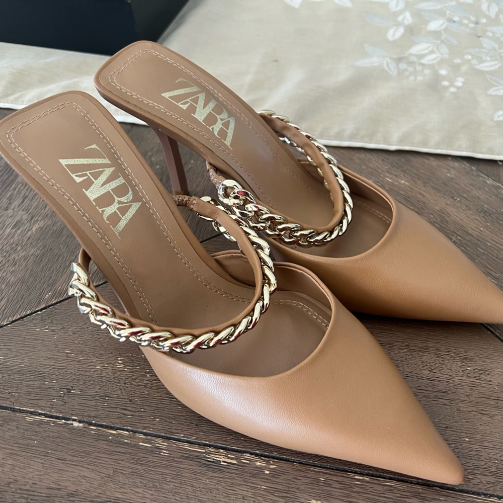Nude gold chain pumps!!